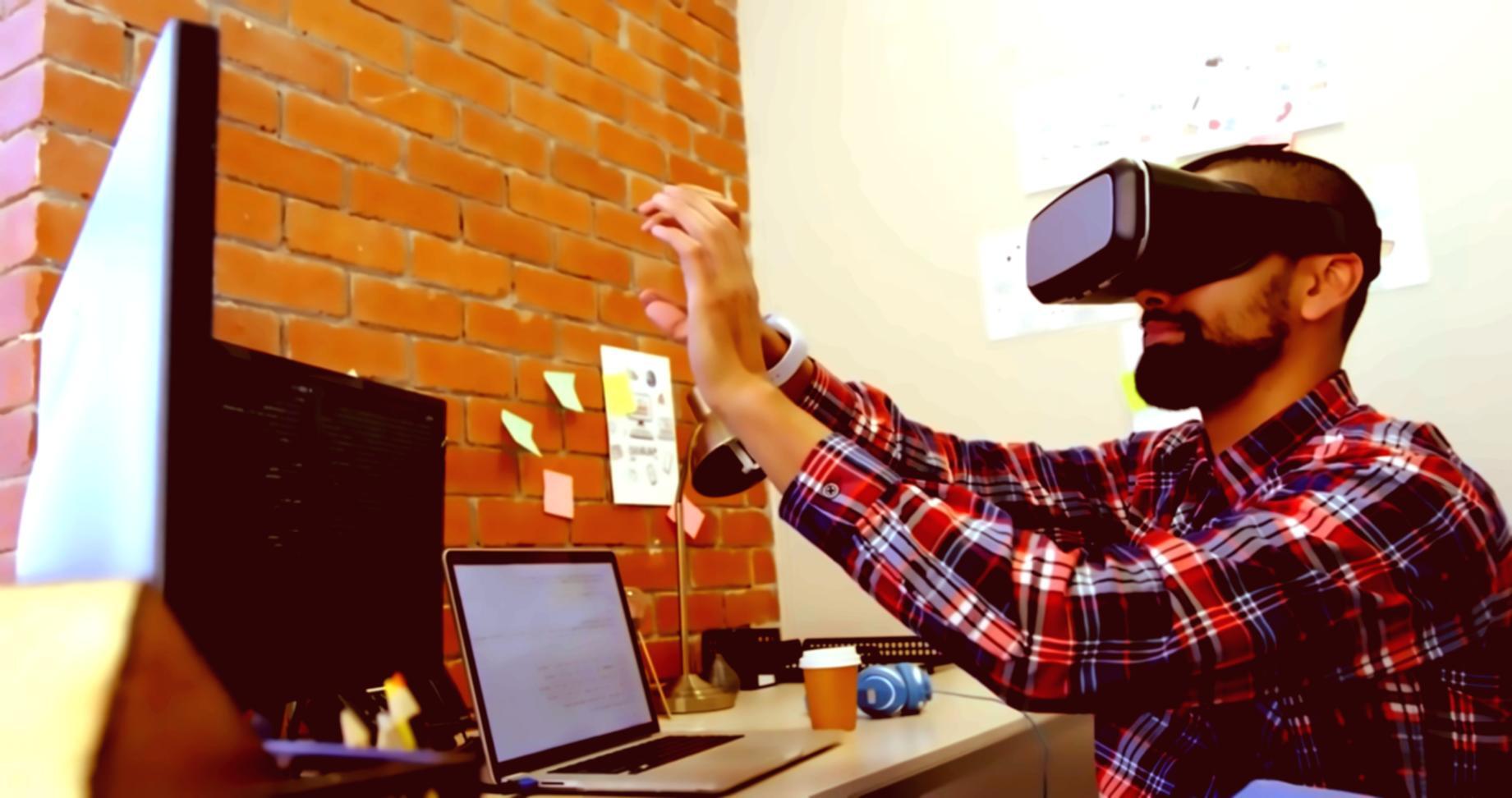 Teilnehmer während einer praktischen Übung zur KI-gestützten Robotersteuerung